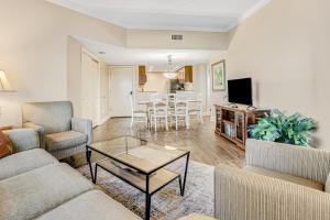 255-56 Sandcastles في فرناندينا بيتش: غرفة معيشة مع كنبتين وطاولة
