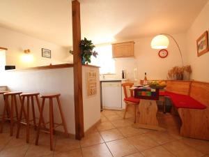 eine Küche mit einem Tisch und Stühlen sowie eine Küche mit einer Theke in der Unterkunft Gîte Langeac, 3 pièces, 4 personnes - FR-1-582-124 in Langeac