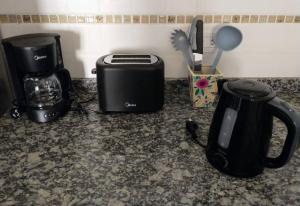 eine Arbeitsplatte mit einem Toaster und einer Kaffeemaschine in der Unterkunft Minicasa moderna in Castelar