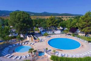 an overhead view of a large pool with lounge chairs at PARADIS-ZEN in La Roque-dʼAnthéron