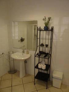 A bathroom at Linnéa Roma Centro A Még 33 kép