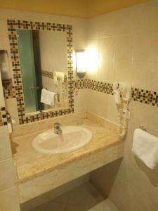 uma casa de banho com um lavatório e um espelho em EL Gouna Abu tig marina studio em Hurghada