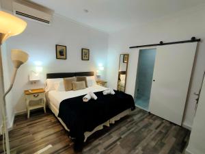 1 dormitorio con cama, lámpara y puerta en Hotel Zaida, en Sevilla