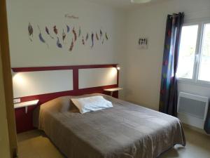 MontmeyanにあるSensational holiday home with poolのベッドルーム1室(壁に魚が泳ぐベッド1台付)