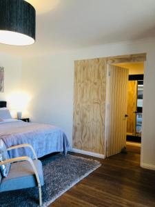 una camera con letto e porta scorrevole di Lux Studio in Dunedin Central a Dunedin