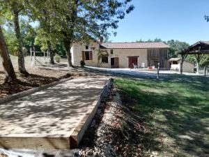 Villefranche-du-PérigordにあるCozy Holiday Home in Loubejac near Forestの家の前の歩道