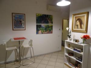 een kamer met een tafel en wat foto's aan de muur bij Linnéa Roma Centro Camera A in Rome