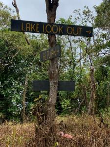 a street sign that says lake look out on a tree at Malekus Mountain Lodge in Aguas Claras