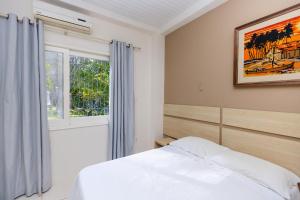 una camera da letto con un letto e una finestra di Hotel SPA Paraíso a Cruzeiro do Sul