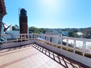 een balkon van een huis met een witte leuning bij Pucara del Este in Punta del Este