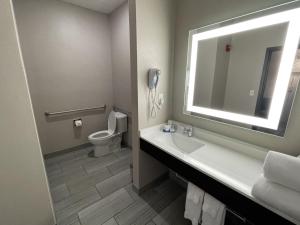 Een badkamer bij Holiday Inn Express Hotel and Suites Ada, an IHG Hotel