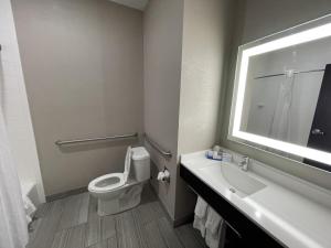 Een badkamer bij Holiday Inn Express Hotel and Suites Ada, an IHG Hotel