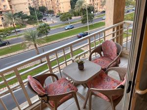 balcón con mesa y sillas y vistas a la calle en Beautiful appartement. In Cairo Madinaty en El Cairo