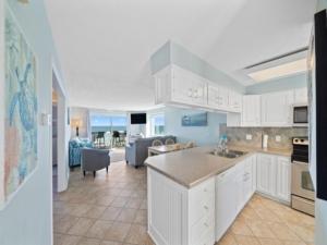 Una cocina o zona de cocina en Turtle Cove villa