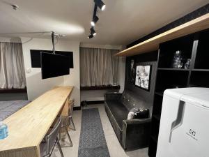Habitación con cama y escritorio. en Flat - Al Santos - Prox Av Paulista en São Paulo