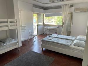 een slaapkamer met 2 stapelbedden en een bureau bij L83 - rooms and apartments in Lissabon