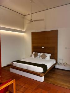 Postel nebo postele na pokoji v ubytování Presidency Artotel, Kochi