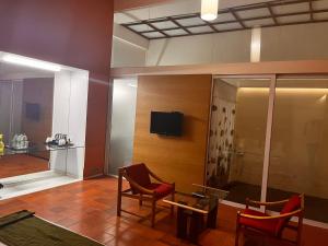 TV a/nebo společenská místnost v ubytování Presidency Artotel, Kochi