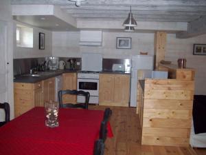 eine Küche mit einem Tisch und einem roten Tischtuch in der Unterkunft Gîte Douchy-Montcorbon-Douchy, 3 pièces, 5 personnes - FR-1-590-105 