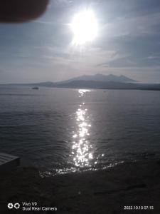 een grote hoeveelheid water met de zon in de lucht bij Star Bar and Bungalows in Gili Air