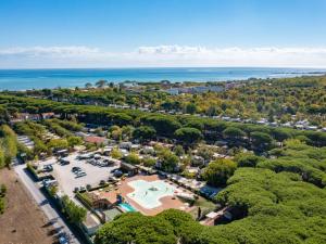 una vista aerea su un parco con piscina e sull'oceano di Nice chalet in a pine forest near the Adriatic sea a Cesenatico