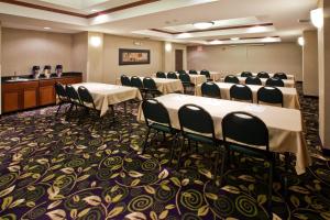 una sala de conferencias con mesas y sillas. en Holiday Inn Express Hotel and Suites Ada, an IHG Hotel, en Ada