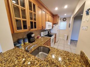 una cocina con fregadero y encimera en Summerhouse 251 Condo, en St. Augustine