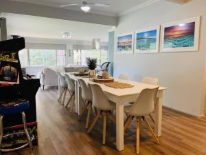 comedor y sala de estar con mesa y sillas en 4 mins to Hyams Beach - The Wildlife Shack, en Erowal Bay