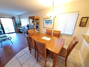 Un comedor con mesa y sillas de madera. en Summerhouse 251 Condo, en St. Augustine 27 fotos más