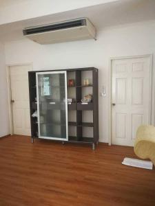 sala de estar con armario de cristal y 2 puertas en Private Pattaya Resort en Nong Prue