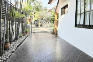 un patio vacío con macetas en una casa en Private Pattaya Resort en Nong Prue