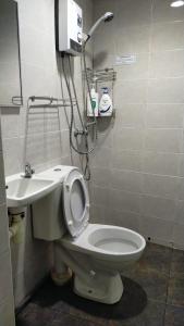 uma casa de banho com um WC e um lavatório em Haising Hotel em Singapura