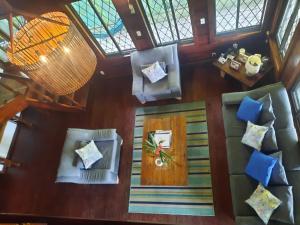 Uma área de estar em Beachfront with mountain view