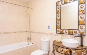 ニハルにある4 Bedroom Stunning Home In Níjarの洗面台、鏡、トイレ付きのバスルーム