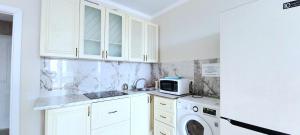 Kuchyň nebo kuchyňský kout v ubytování Евродвушка Аэропорт-жк Будапешт