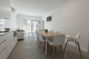 Kuchyň nebo kuchyňský kout v ubytování Beach & Bay Stay Motel + 37 fotografií
