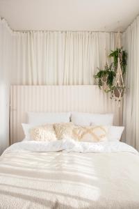 Postel nebo postele na pokoji v ubytování Light Room by Zoom Apartments