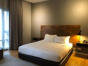 a bedroom with a large white bed in a room at Large 3-Bedroom Modern Resort Style KLCC Apartment in Kuala Lumpur