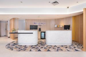 vestíbulo de un hotel con mostrador de recepción en Mercure Rockhampton, en Rockhampton