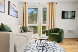 Χώρος καθιστικού στο NEW Bright Capitol Hill Condo, Great Location Views +8 φωτογραφίες