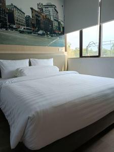 מיטה או מיטות בחדר ב-Odua Golden Mansyur Medan