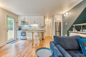 a living room with a couch and a kitchen at Portland Blues in Portland