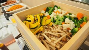 un contenitore di cibo con verdure e spaghetti di Toyoko Inn Tokyo Keio-sen Higashi-fuchu-eki Kita-guchi a Fuchū