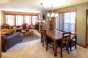sala de estar con mesa de madera y sofá en 2215 - Two Bedroom Standard Eagle Springs East condo, en Solitude