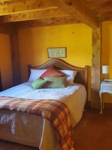 um quarto com uma cama com um relógio na parede em Streamside Country Manor em Walton