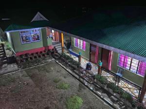 een uitzicht op een huis met kleurrijke ramen bij 3 Sisters' Homestay in Ravangla