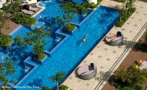 einen Blick über einen Pool mit zwei Booten in der Unterkunft InterContinental Nha Trang, an IHG Hotel in Nha Trang