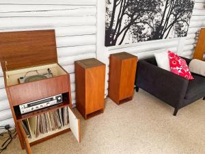 Imagen de la galería de Lorne Groovy Ocean View Log House, Pet Friendly, FREE WIFI wine & chocolates kangaroos in the evening, en Lorne