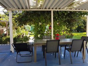 Um jardim no exterior de private single room in a house