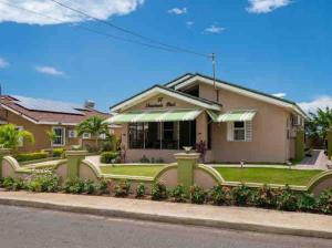 una casa a un lado de la carretera en Home sweet home, Stonebrook Manor, Trelawny., en Falmouth